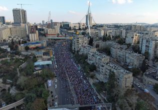20.000 άνθρωποι στον δρόμο για τους ομήρους – Πιέζουν το Ισραήλ για απαντήσεις