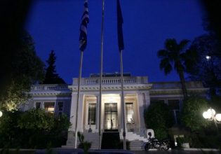 Σε δύσκολη θέση η κυβέρνηση, συνεχίζει τα φάουλ – Κόκκινες κάρτες για ακρίβεια και «κεφαλικό φόρο»