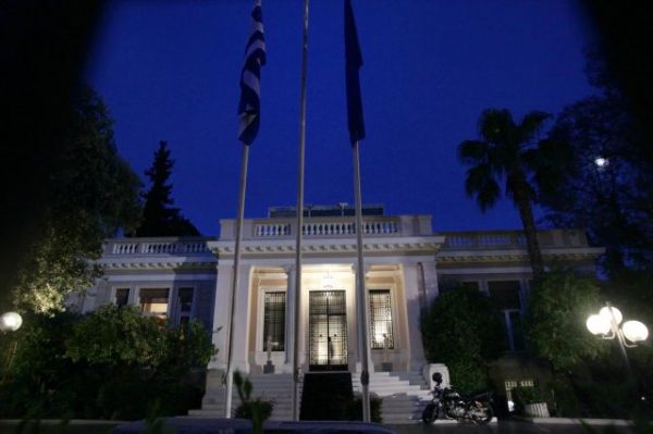 Σε δύσκολη θέση η κυβέρνηση, συνεχίζει τα φάουλ – Κόκκινες κάρτες για ακρίβεια και «κεφαλικό φόρο»