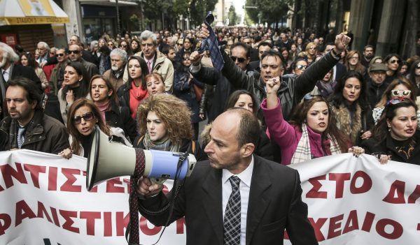 Παραλύουν τη χώρα οι επαγγελματίες για το νέο φορολογικό – Ήρθε το νέο κίνημα γραβάτας