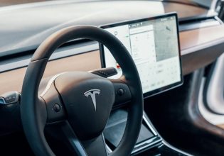 Tesla: Αθώο το Autopilot στην πρώτη δίκη για θανατηφόρο δυστύχημα