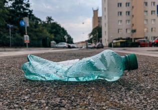 Πλαστικά: Οργανώσεις καταναλωτών καταγγέλλουν greenwashing στα μπουκάλια νερού
