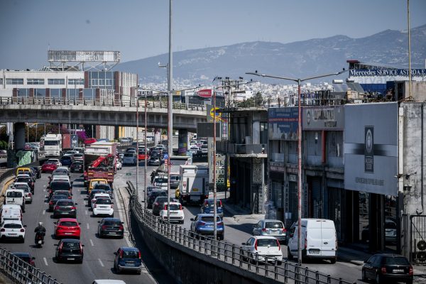 Κίνηση στους δρόμους: Μποτιλιάρισμα στον Κηφισό – Μεγάλες καθυστερήσεις στην