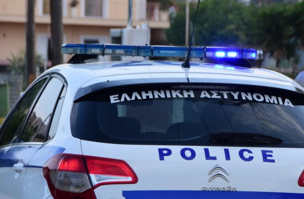 Συναγερμός στο Παλαιό Φάληρο: Βρέθηκε όπλο και γεμιστήρες σε κλεμμένο ΙΧ