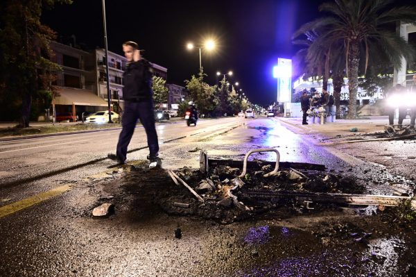 Νέα διαμαρτυρία Ρομά στη Μεσογείων – Έκλεισαν δύο λωρίδες στο ρεύμα προς Αθήνα