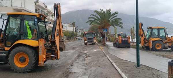 «Έπνιξε» την παραλία της Καλαμάτας η κακοκαιρία – «Βγήκε» η θάλασσα στην Ναυαρίνου