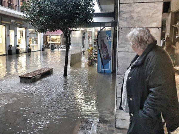 Κακοκαιρία: Απίστευτες εικόνες από το πέρασμα της καταιγίδας – Αναποδογύρισαν αυτοκίνητα, έπεσαν δέντρα