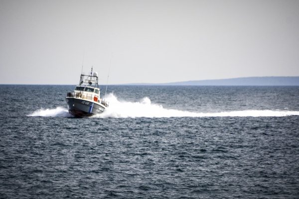 Λιμενικό: Καταδίωξε και συνέλαβε δύο διακινητές στην Κέα