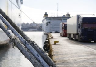 Καιρός: Δεμένα τα πλοία στα λιμάνια λόγω των ισχυρών ανέμων