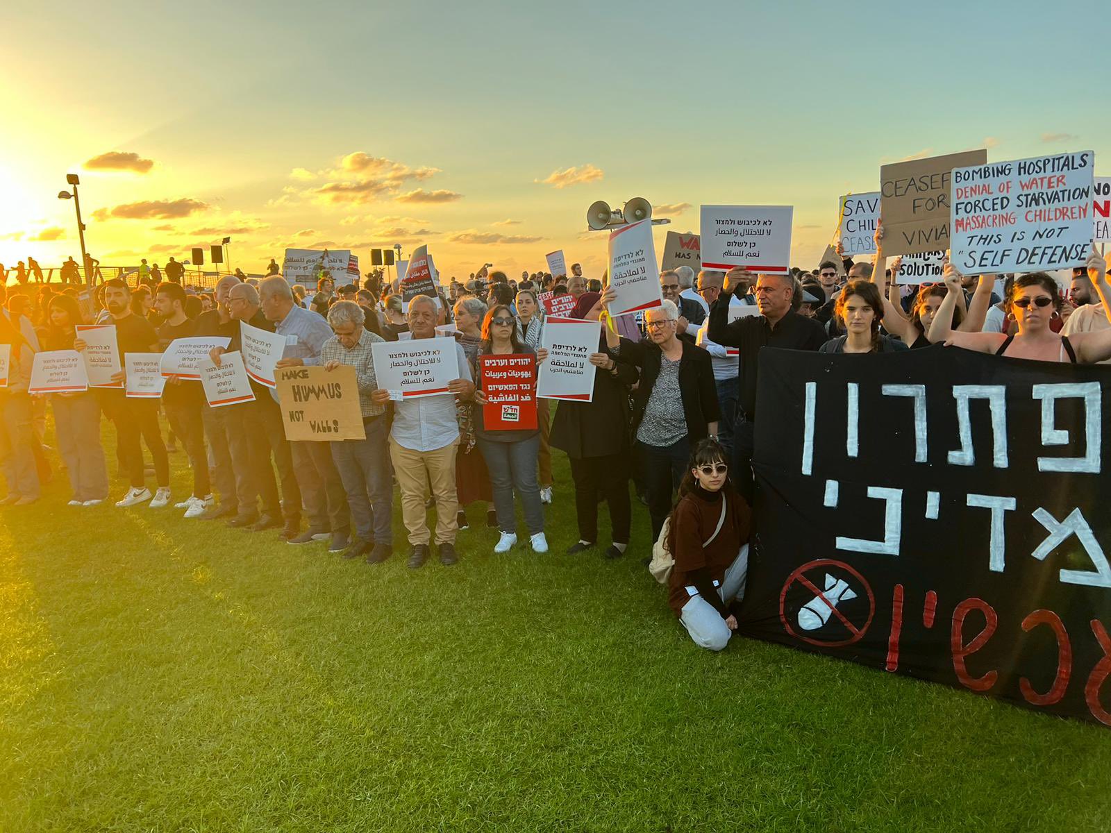 «Ο πόλεμος δεν έχει νικητές»: Εκατοντάδες στο Τελ Αβίβ ζητούν κατάπαυση του πυρός