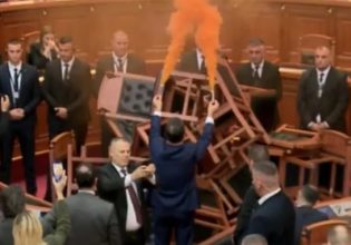 Η αντιπολίτευση στην Αλβανία άναψε καπνογόνα μέσα στη Βουλή για να διαμαρτυρηθεί για τον προϋπολογισμό