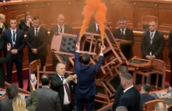 Η αντιπολίτευση στην Αλβανία άναψε καπνογόνα μέσα στη Βουλή για να διαμαρτυρηθεί για τον προϋπολογισμό