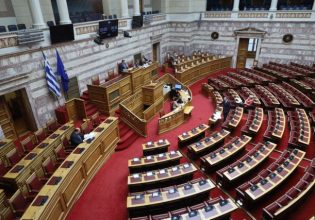 Συζητείται στη Βουλή η πρόταση του ΚΚΕ για Εξεταστική Επιτροπή για τα Τέμπη