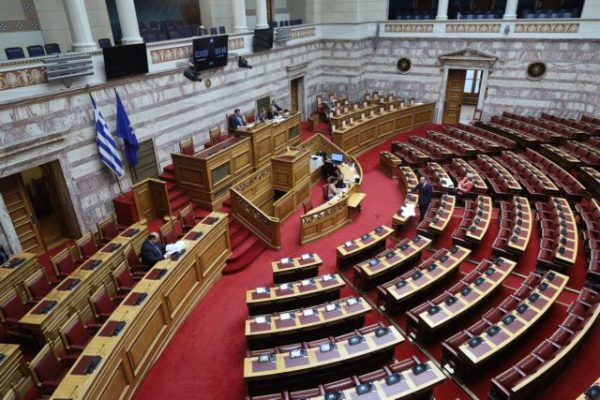 Συζητείται στη Βουλή η πρόταση του ΚΚΕ για Εξεταστική Επιτροπή για τα Τέμπη