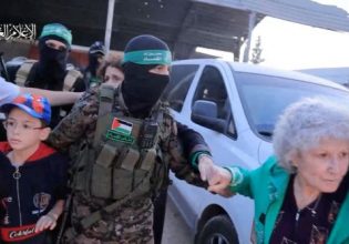 Η στιγμή που η Χαμάς παραδίδει τους ομήρους στον Ερυθρό Σταυρό