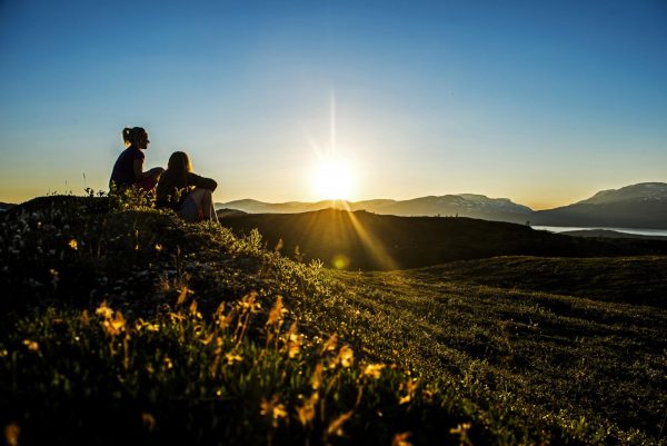 Φρένο στη μοναξιά των πολιτών της βάζει η Σουηδία με την καμπάνια «Γεια»