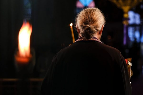 Ιερέας ξυλοκόπησε την παπαδιά μπροστά στα παιδιά τους – Την άρπαξε από το λαιμό και την χτύπαγε στον τοίχο