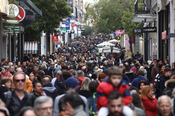 «Πλημμύρισε» με κόσμο η Ερμού για την Black Friday