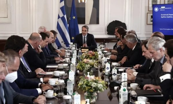 Δημοσκόπηση: Συμπεριφέρεται αλαζονικά η κυβέρνηση λέει 1 στους 2 – Αυξάνεται η δυσαρέσκεια