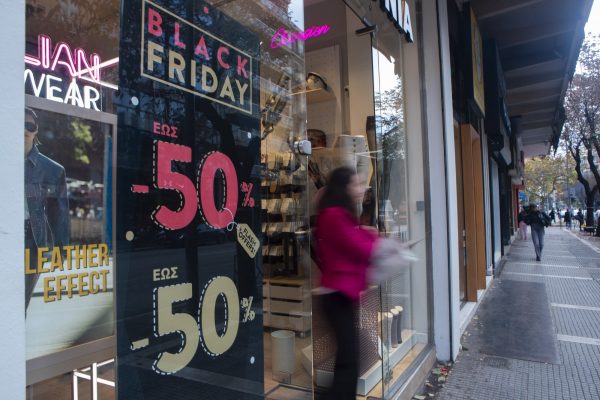 Black Friday: Ντυμένο στα μαύρα το λιανεμπόριο – Τι έχει αλλάξει σε εκπτώσεις και προσφορές