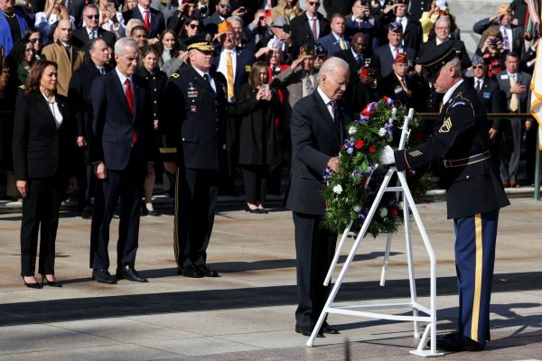 Τζο Μπάιντεν: Τι συμβαίνει με την υγεία του; – Χρειάστηκε βοήθεια από φρουρό σε τελετή κατάθεσης στεφάνου