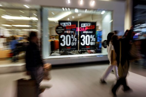 Ανοικτά καταστήματα την Κυριακή λόγω Black Friday – Τι να προσέχετε