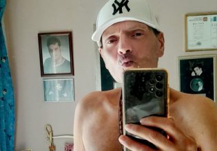 Γιώργος Δασκαλάκης: Απαντά γυμνός στους celebrities που «εκμεταλλεύονται» τον καρκίνο