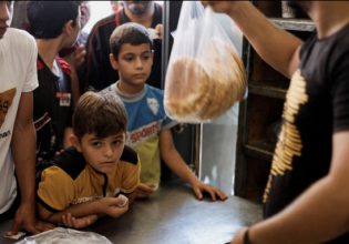 Πόλεμος στη Γάζα: Ολοένα και πιο σπάνιο το ψωμί στον παλαιστινιακό θύλακα – Άμεσος κίνδυνος λιμού