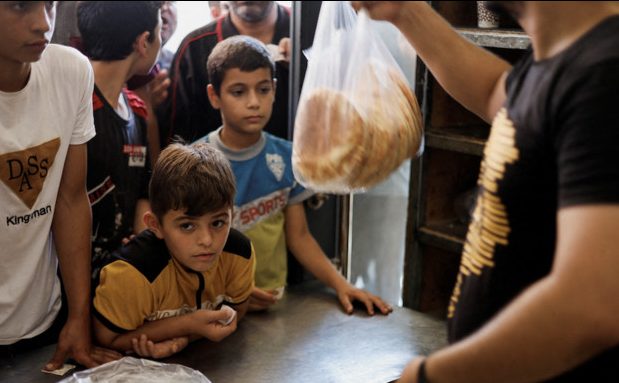 Πόλεμος στη Γάζα: Ολοένα και πιο σπάνιο το ψωμί στον παλαιστινιακό θύλακα - Άμεσος κίνδυνος λιμού
