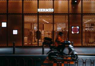 The Hermès Game: Πώς ο πολυτελής γαλλικός οίκος κατάφερε να αψηφήσει την ύφεση