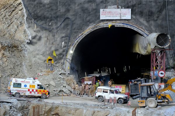 Ινδία: Τι καθυστερεί τη διάσωση των 41 εργατών που είναι εγκλωβισμένοι για μέρες στα συντρίμμια σήραγγας