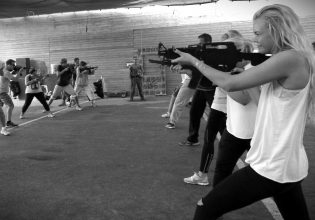«’Ελα με την οικογένειά σου να σε μάθουμε στα όπλα» – Το Ισραήλ εκπαιδεύει τουρίστες στην… «αντιτρομοκρατία»