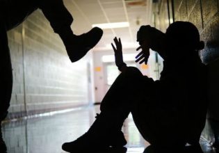 Εύβοια: Άγριος ξυλοδαρμός 16χρονου μέσα σε σχολικό λεωφορείο – Τον κλωτσούσαν στο πρόσωπο