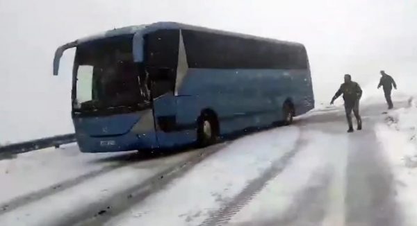 Καϊμακτσαλάν: Σώοι απεγκλωβίστηκαν οι 42 επιβάτες λεωφορείου που αποκλείστηκε στα χιόνια