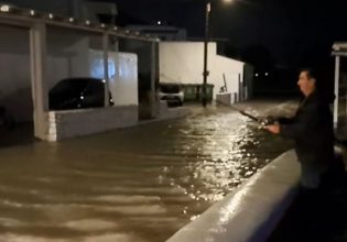 Μύκονος: Επιχειρηματίας βγήκε για… ψάρεμα σε πλημμυρισμένο δρόμο