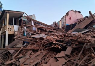Νεπάλ: Τουλάχιστον 119 νεκροί από τα 6,4 Ρίχτερ – Αρκετά κτίρια έχουν καταρρεύσει