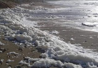 «Cappuccino coast»: Το εντυπωσιακό φαινόμενο εμφανίστηκε στις παραλίες της Κρήτης