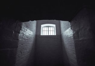 «Παγιδευμένοι» στις φυλακές – Όταν η κλοπή ποδηλάτου τιμωρείται με 16 χρόνια κάθειρξης