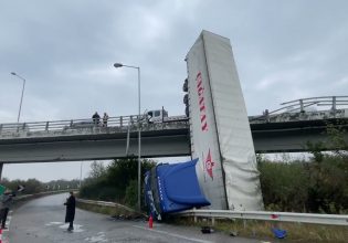 Θεσσαλονίκη: Φορτηγό προσέκρουσε στις μπάρες και έπεσε από γέφυρα