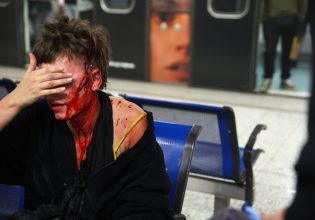 Η στιγμή της άγριας επίθεσης ακροδεξιών σε βαγόνι στο Μοναστηράκι