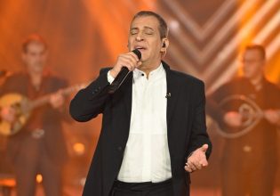 Ο Θέμης Αδαμαντίδης τραγουδά μία από τις μεγαλύτερες επιτυχίες της καριέρας του