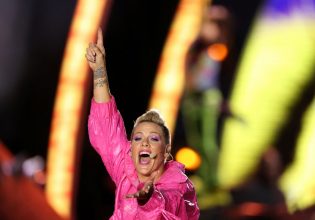 Pink: Θα μοιράσει 2.000 βιβλία απαγορευμένα, στην περιοδεία της στη Φλόριντα