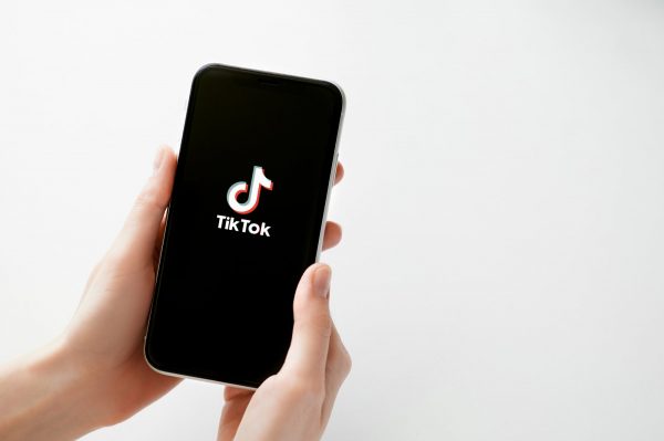 TikTok: «Δεν πριμοδοτεί ο αλγόριθμος τους Παλαιστίνιους, οι έφηβοι χρήστες μας υποστηρίζουν την Παλαιστίνη»