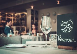 Η νέα τάση στην εστίαση που προκαλεί αντιδράσεις – Γιατί τα εστιατόρια μας χρεώνουν για να κάνουμε κράτηση;