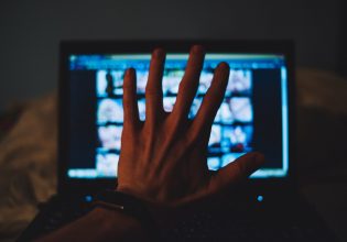 Πόλεμος κυβέρνησης – σεξεργατών για το διαδικτυακό πορνό