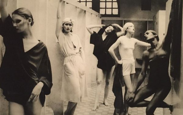 Oι απόκοσμες φωτογραφίες της Deborah Turbeville – Η γυναίκα που άλλαξε τη μόδα