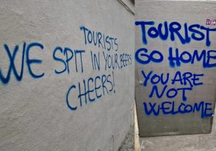 «Φτύνουμε στην μπύρα σας» – Η Αθήνα ανάμεσα στις πόλεις που… θέλουν να διώξουν τους τουρίστες