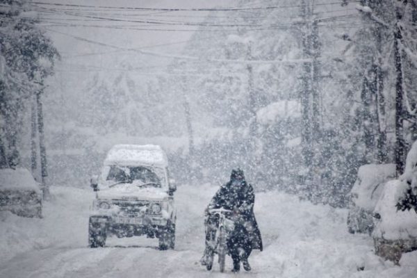 Χειμωνιάτικο Σαββατοκύριακο – Ψυχρή «εισβολή» με καταιγίδες και χιόνια