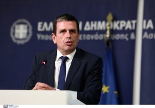 Τροπολογία «μέσα στη νύχτα» Καιρίδη για νομιμοποίηση μεταναστών – έντονη κριτική από τα δεξιά