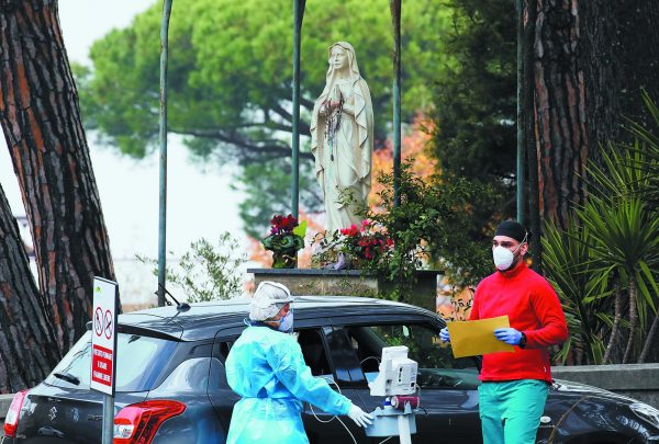 Ιταλία: Διπλασιάστηκαν μέσα σε τρεις εβδομάδες τα κρούσματα Covid-19